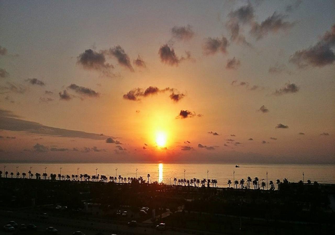 Euphoria Batumi Convention & Casino Hotel Exterior photo Sunset over the Dead Sea