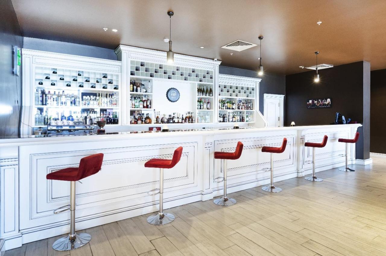 Euphoria Batumi Convention & Casino Hotel Exterior photo The bar at the 360° Lounge